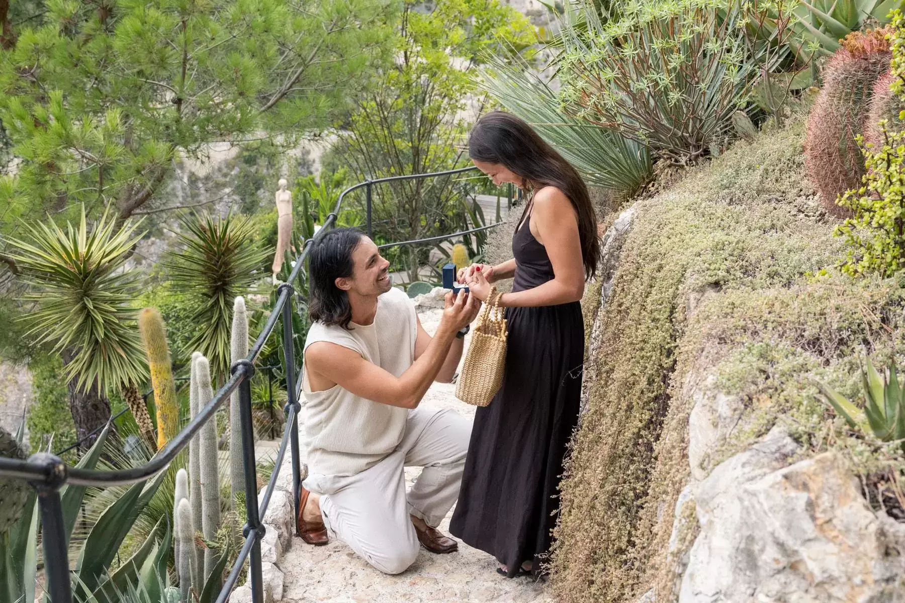 Couple dans le village d'Èze